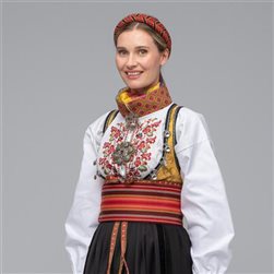 Forkle med brodert blomsterkant